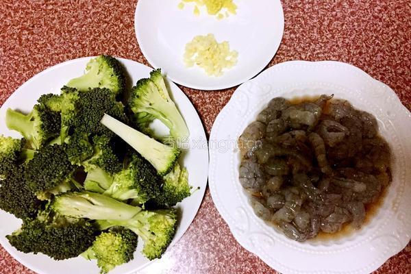 西兰花炒虾仁的做法图解2