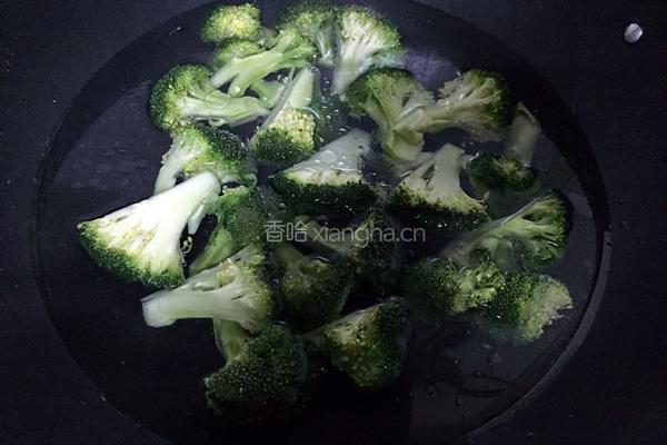 西兰花炒虾仁的做法图解3