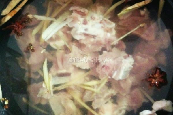 白萝卜玉米排骨汤的做法图解4