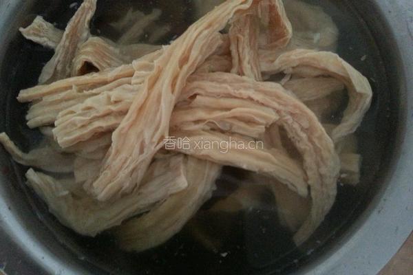 腐竹炒肉的做法图解1