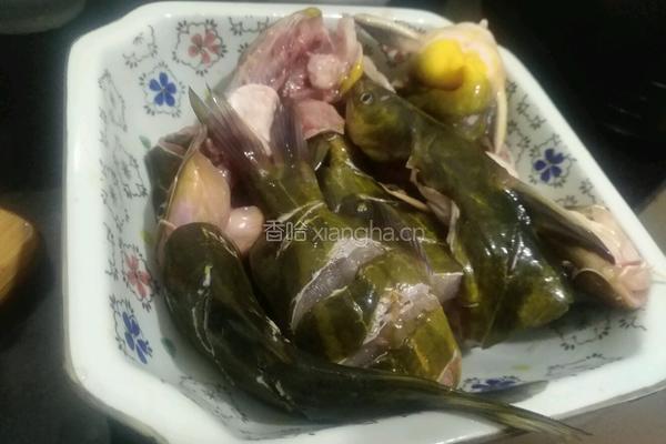 番茄煮黄骨鱼的做法图解1