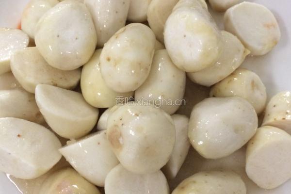 剁椒芋头的做法图解1