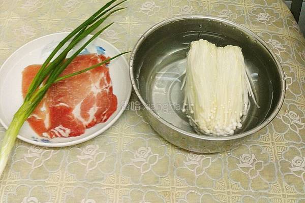 豚肉金菇卷的做法图解1