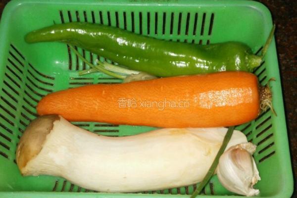 清炒胡萝卜杏鲍菇的做法图解1