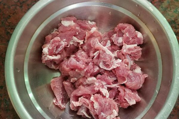 肉片炒莴苣的做法图解2