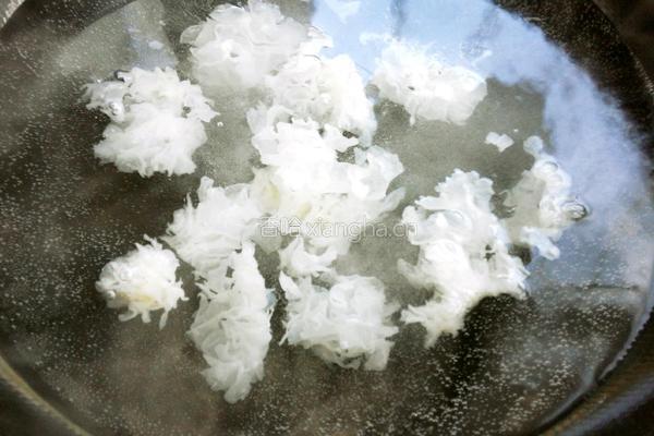 西蓝花拌银耳的做法图解2