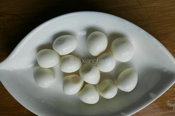韭菜炒鸭血鹌鹑蛋的做法图解1