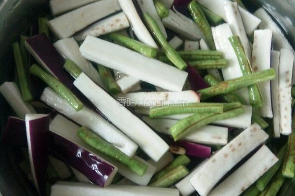 茄子烧豆角的做法图解1
