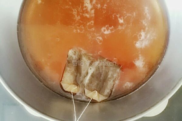 红茶奶茶的做法图解2