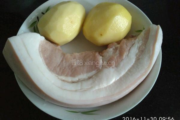 土豆扣肉的做法图解1