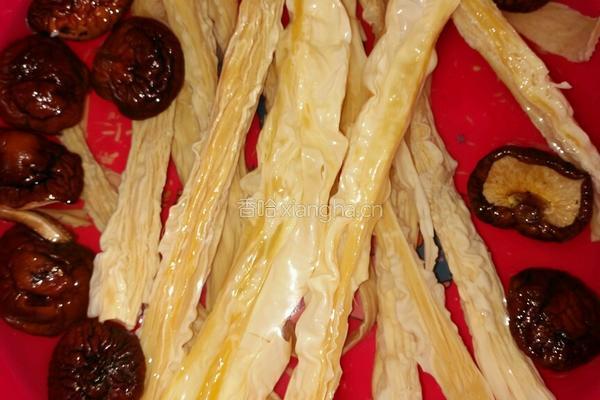 白菜炒杂的做法图解1