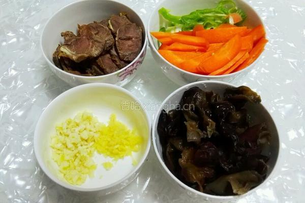 胡萝卜黑木耳炒牛肉的做法图解1