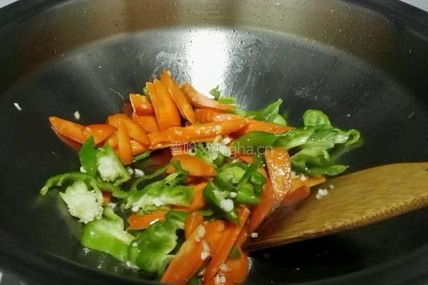 胡萝卜黑木耳炒牛肉的做法图解3