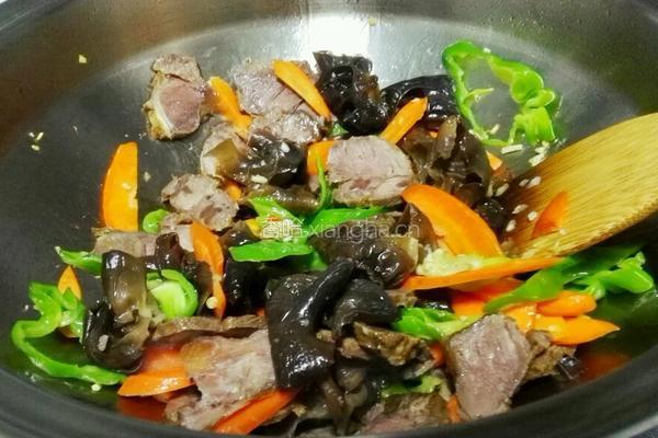 胡萝卜黑木耳炒牛肉的做法图解5
