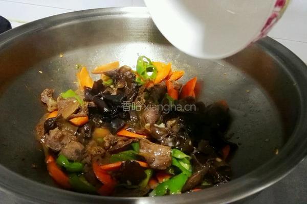 胡萝卜黑木耳炒牛肉的做法图解6