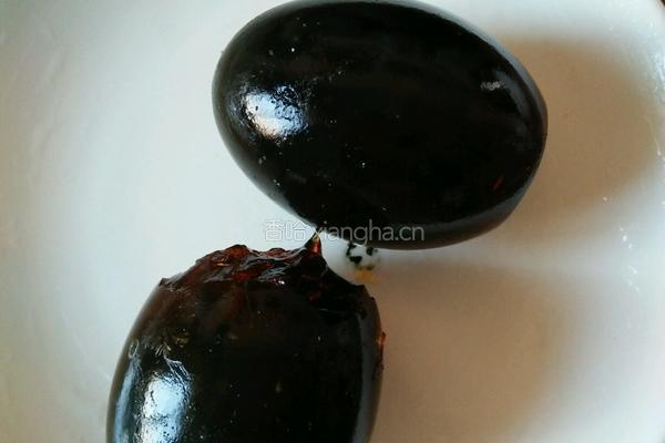 凉拌辣椒皮蛋的做法图解1