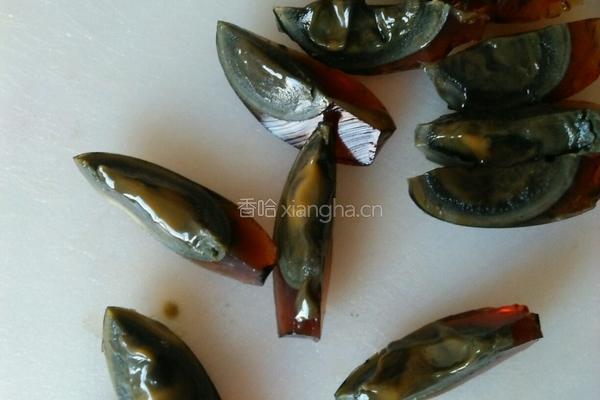 凉拌辣椒皮蛋的做法图解2