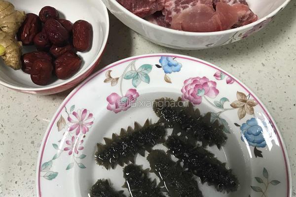 排骨炖海参的做法图解1