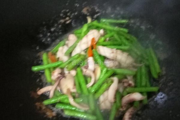 鲜鱿鱼炒长豆的做法图解2