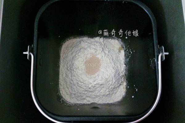 毛毛虫豆沙面包的做法图解2