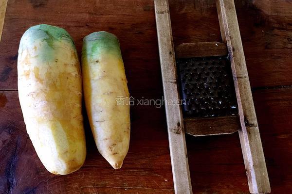 荞面黄萝卜蒸饺的做法图解1