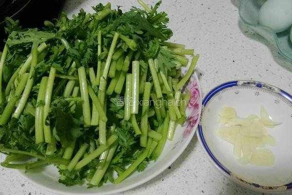 清炒蒜蓉茼蒿的做法图解2