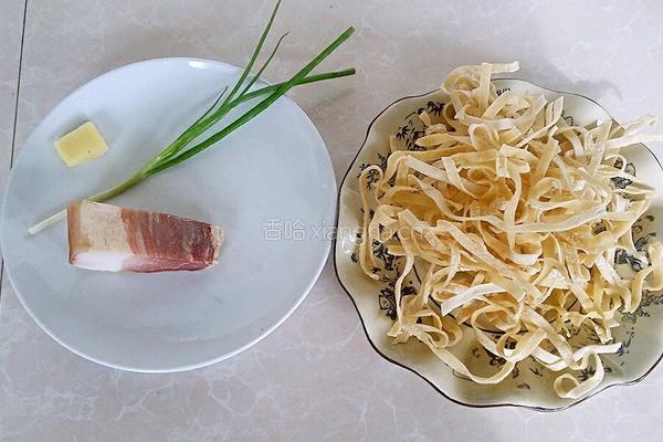 腊肉煮豆丝的做法图解1