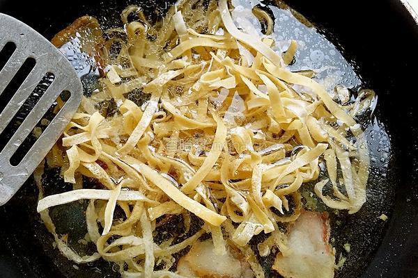 腊肉煮豆丝的做法图解7