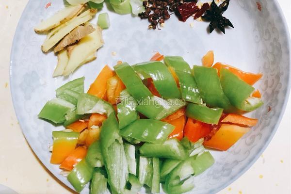 炒辣子鸡（鲁菜）的做法图解2