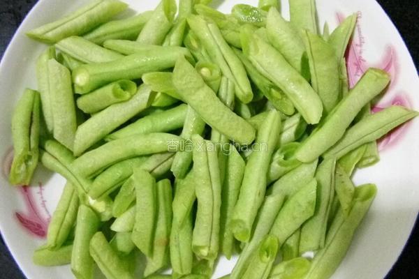 豆角炒肉的做法图解1
