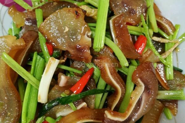 香芹炒腊猪头肉