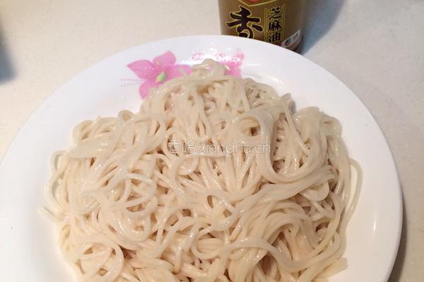 辣烤鲶鱼配凉面的做法图解7