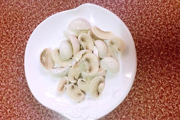 口蘑炒肉的做法图解3