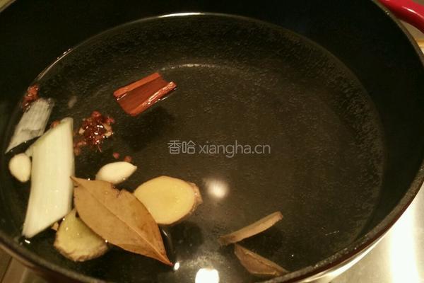 扒肘子的做法图解3