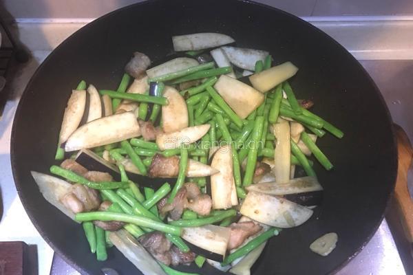 茄子豆角五花肉焖饭的做法图解5