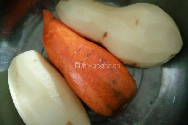 青椒土豆胡萝卜丝的做法图解2