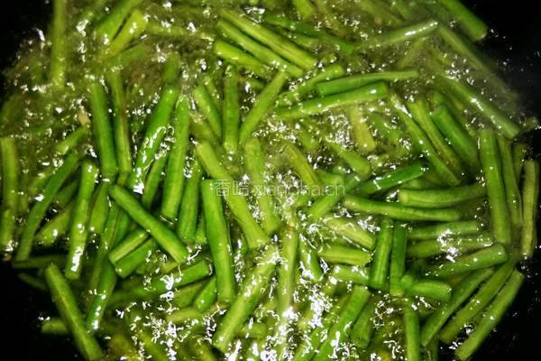 干煸肉沬豆角的做法图解4