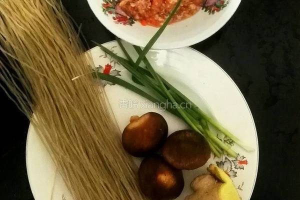 香菇肉丸粉丝汤的做法图解1