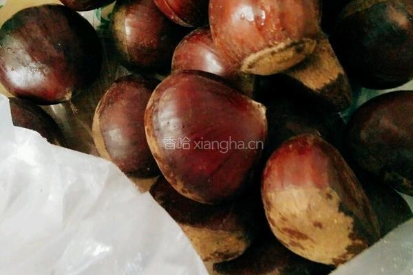 水煮板栗的做法图解1