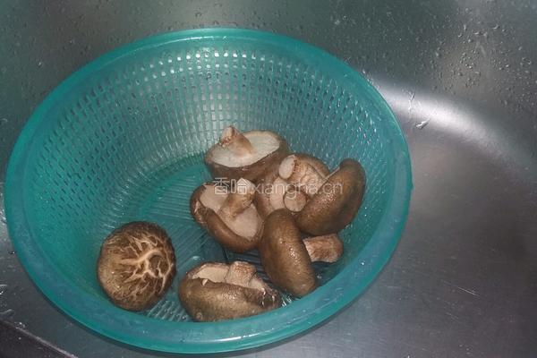 香菇炒鸡蛋的做法图解3