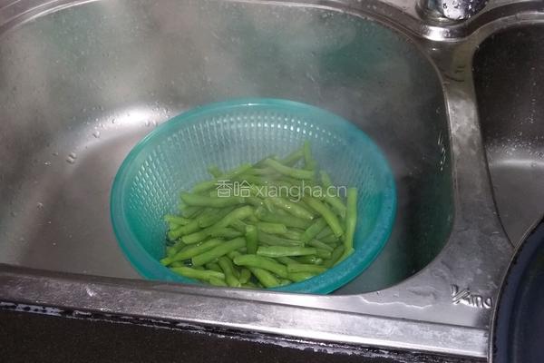 青椒炒半熟四季豆的做法图解1