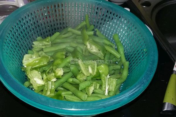 青椒炒半熟四季豆的做法图解3