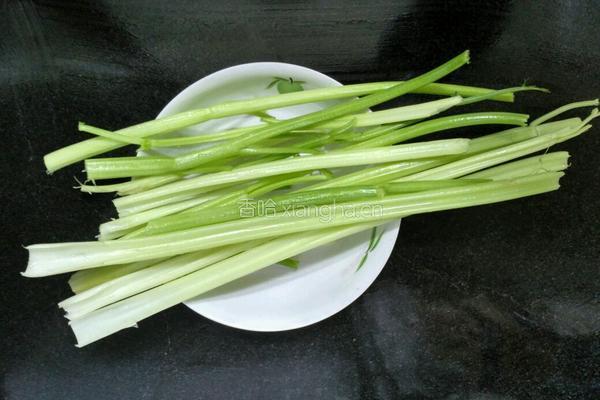 芹菜炒肉的做法图解1