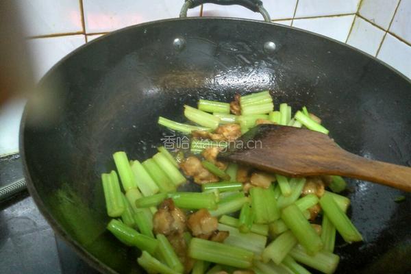 芹菜炒肉的做法图解12