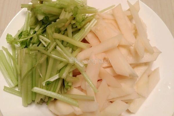 土豆炒小芹的做法图解1