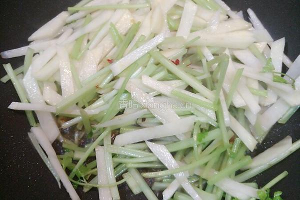土豆炒小芹的做法图解4