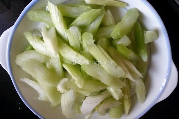 孜然牛肉炒西芹的做法图解5