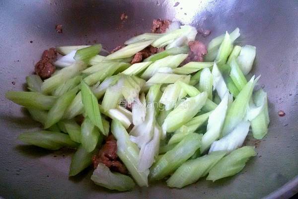 孜然牛肉炒西芹的做法图解8
