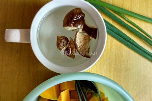 鸡肉南瓜冬菇蒸饭的做法图解1
