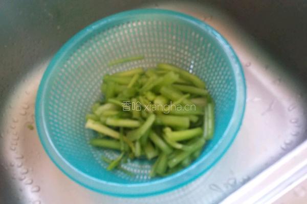 清炒芹菜的做法图解3